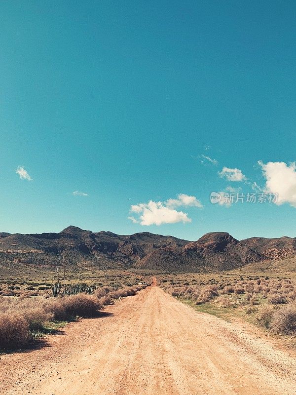 穿过Cabo de Gata自然公园的道路。